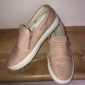 Report slip on shoes size 8. Color is dusty pink